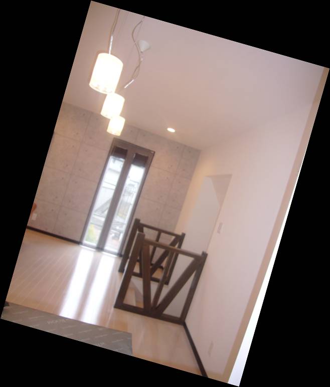 本宅横の工場上を増築し、本宅とつなぎました。高低差は階段で、