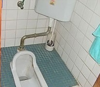 狭いトイレでした