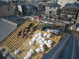 土と瓦で葺いた、非常に重い屋根