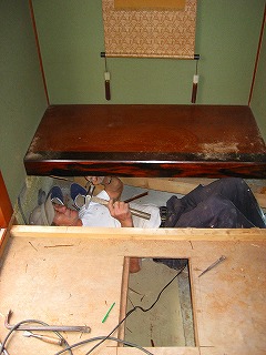 床下にもぐっての工事