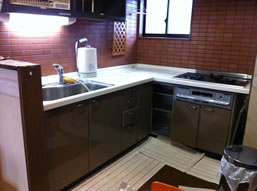 暗い印象のキッチンでした。