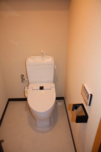 予算を抑えながらもシンプルで落ち着きのあるトイレに仕上げました。