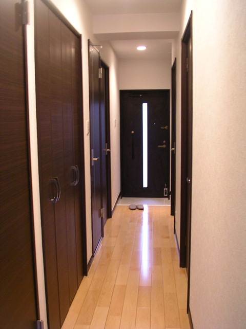玄関のドアから差し込む光がフローリングがより映え良くしています。
