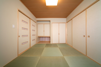 琉球畳が目を引く、本格的ながらもモダンな和室
