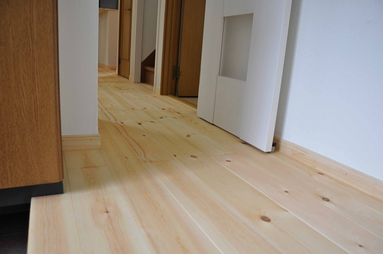 1階は、玄関からリビングまで無垢のパイン材で統一しました。