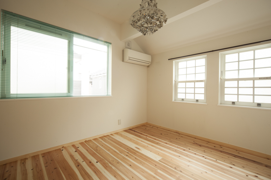 杉材の暖かさと、白い壁が対照的な、個室となりました。