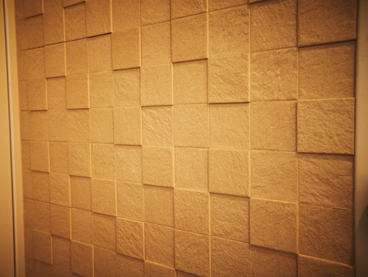 調湿効果もあるタイルを貼りました