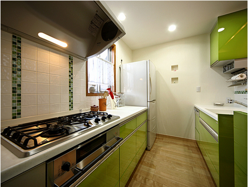 キッチンは鮮やかな扉色を採用