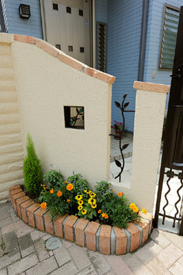 グリーンのステンドグラスがアクセントに