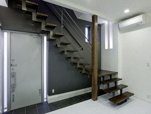 スタイリッシュなスケルトン階段が開放的で空間のポイントに。