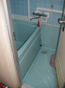 段差があり手すりもない浴室