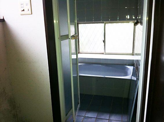 タイルのカラーもあり、冷たい感じのするお風呂でした。