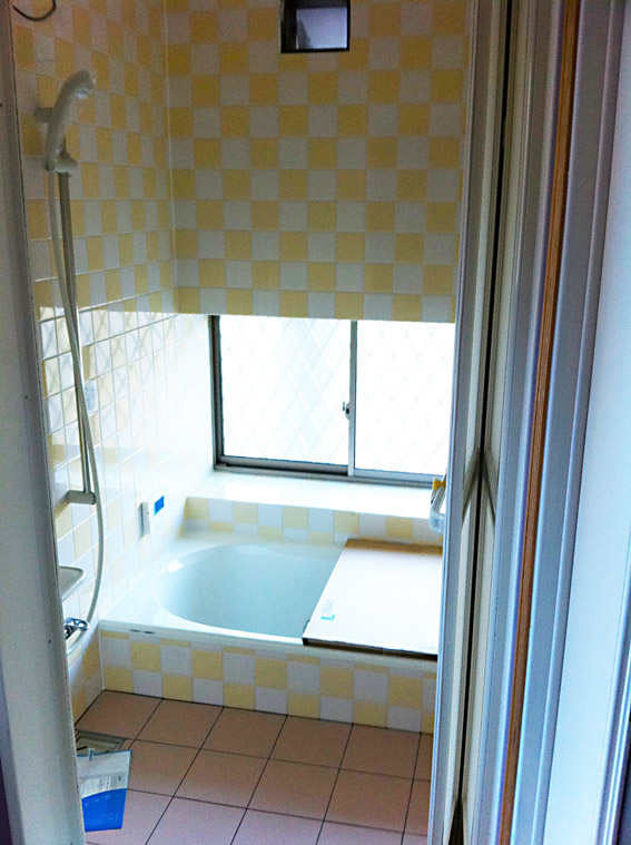 古くなっていたお風呂も取り替え、タイルも明るい色に!
