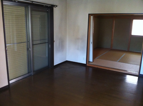 フローリングやクロスで暗いリビングになっています。