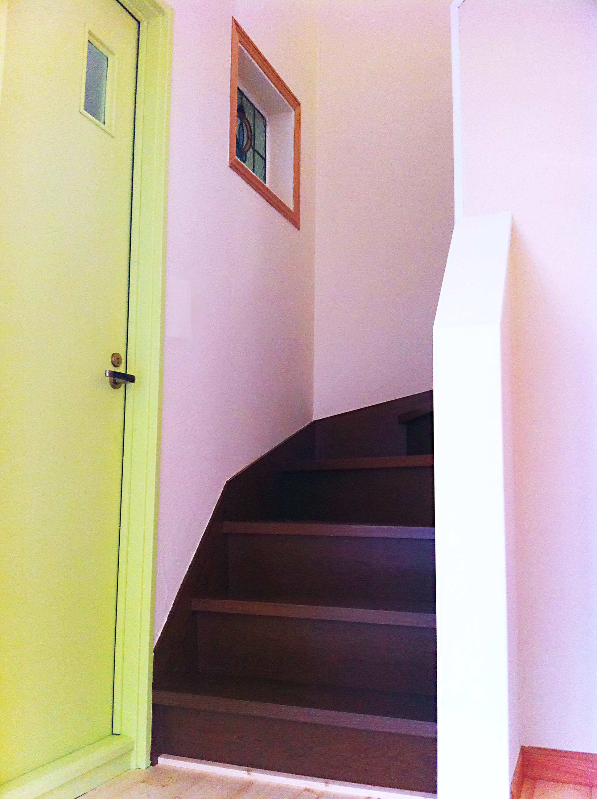 階段下の扉の色と階段・壁の色がとてもオシャレです。