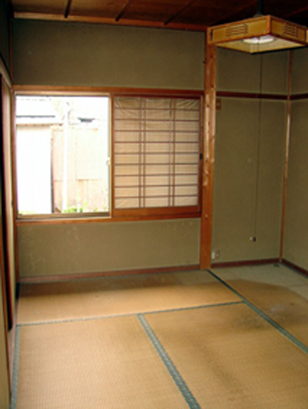 床、壁、天井、押入と全てを新装していきます