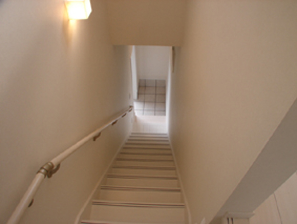 お客さまを白い空間に導きます