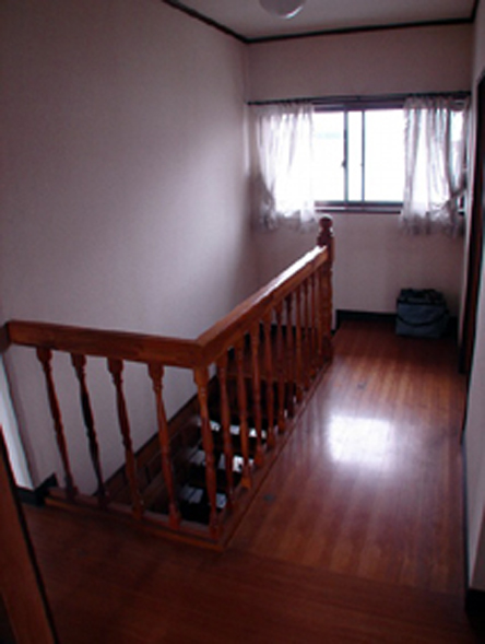 改修前の階段室 画像2とほぼ同じ場所の撮影です