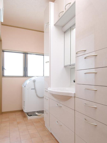 築40年の古い洗面室がピンク色の可愛い空間に