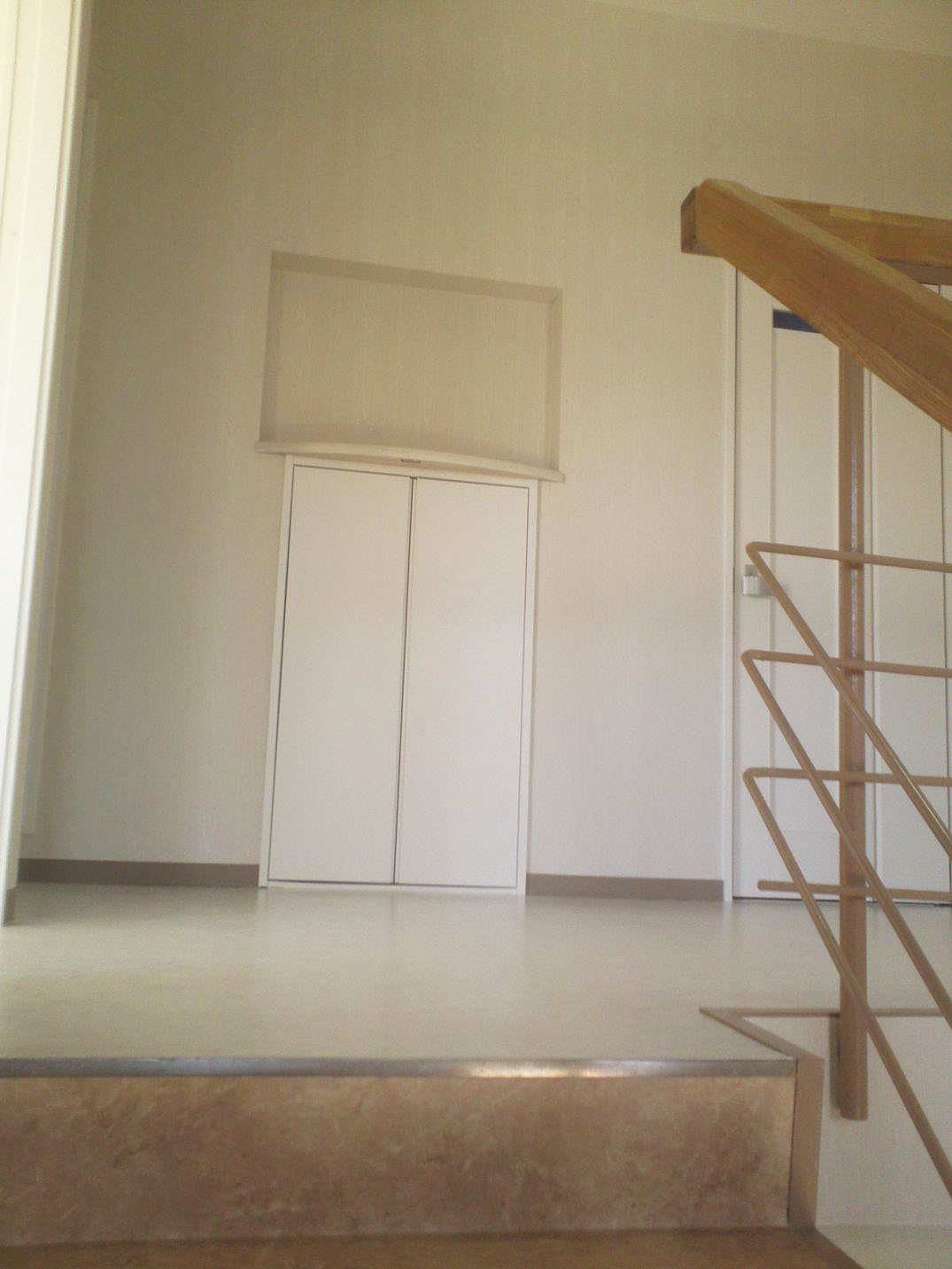 大きな吹き抜けの階段を上がった先にはニッチと収納を造作。