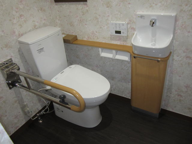 車椅子用便器及び可動式手摺並びに手洗器