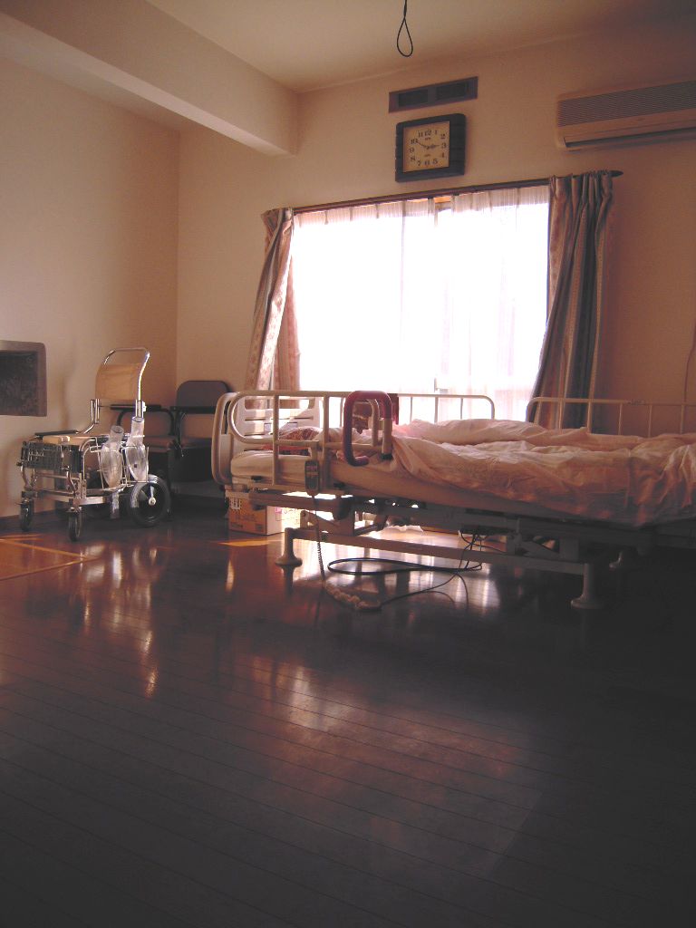 8帖の寝室に車椅子で移動、移乗できるトイレスペースを確保。