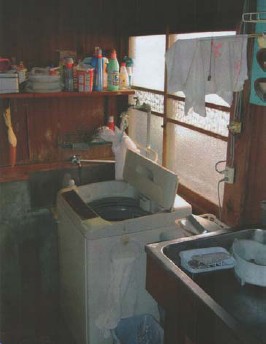 キッチン横には洗濯機置場がありました。