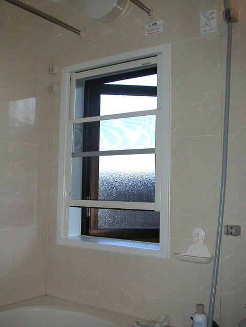 浴室窓への網戸設置