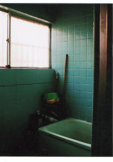 薄暗く狭い浴室でした。