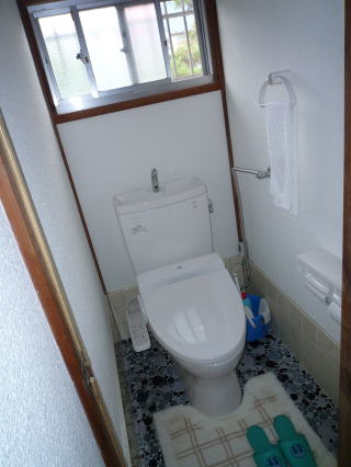 新しい設備であかるくきれいになったトイレ
