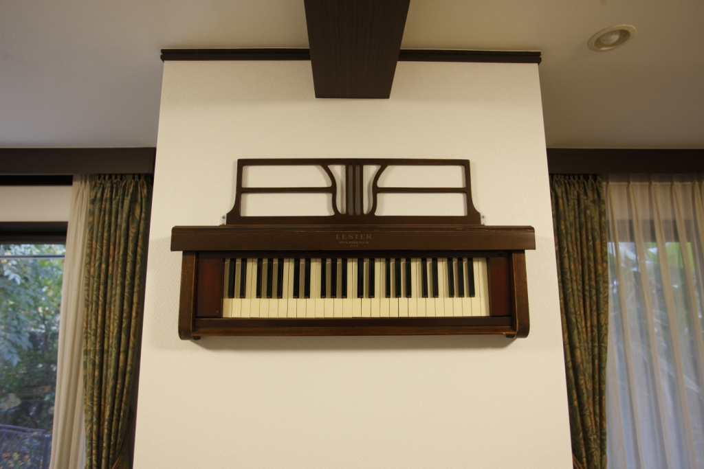 処分予定だった50年前のピアノを大工さんが記念に壁飾りに加工