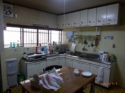 交換前のL型キッチンです