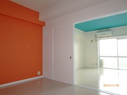 白い床とアクセントカラー鮮やかマンション