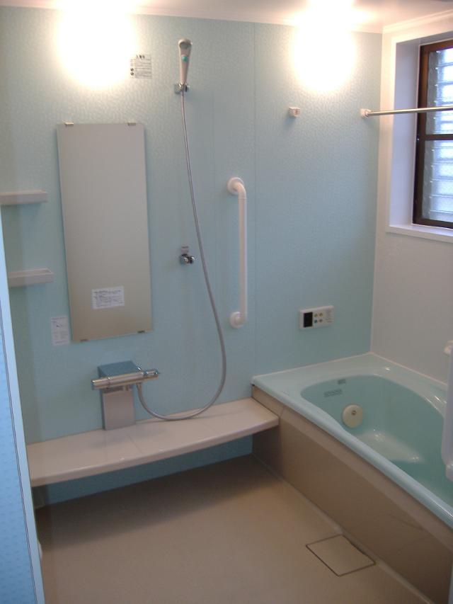 爽やかなカラーの浴室
