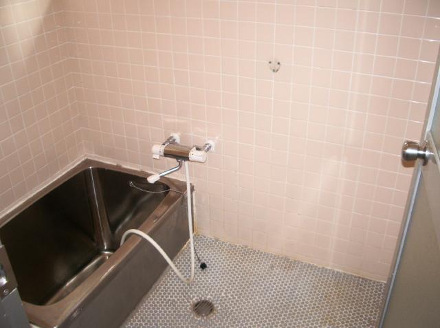 昔ながらのタイル張りの浴室でした。