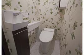 花柄の壁紙が可愛らしいトイレ