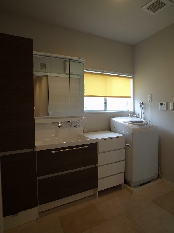 ビビッドなロールスクリーンがアクセント!