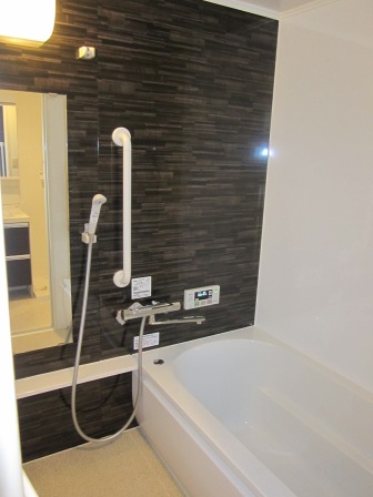 壁一面の色柄をダークに部屋とのつながりできました。