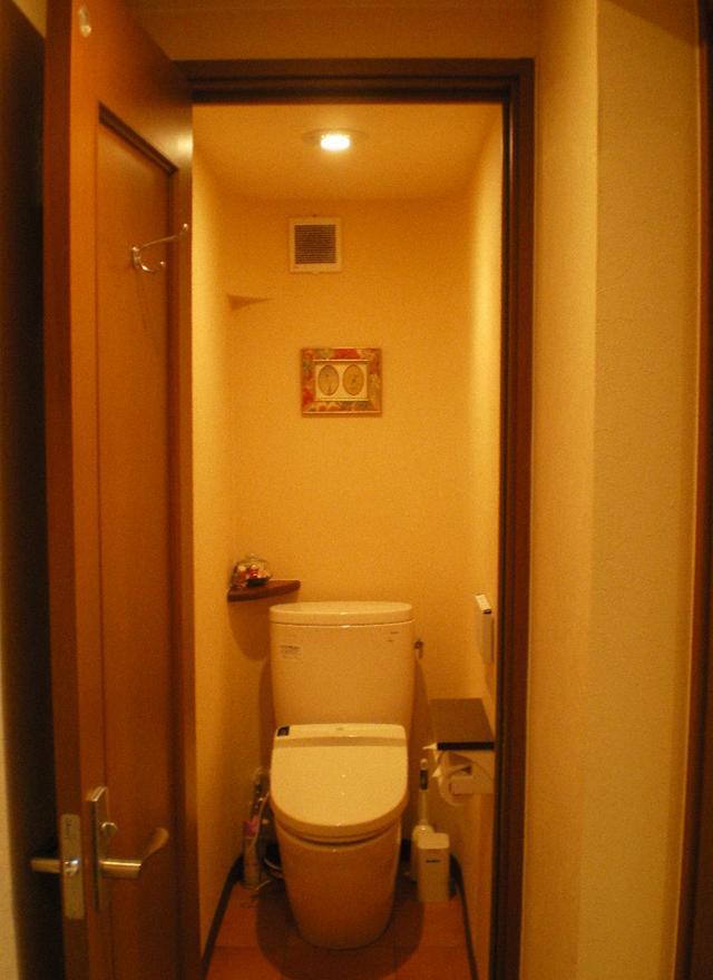 トイレ奥にある壁の隅を丸く収め、照明の明るさはやや控えめにしています