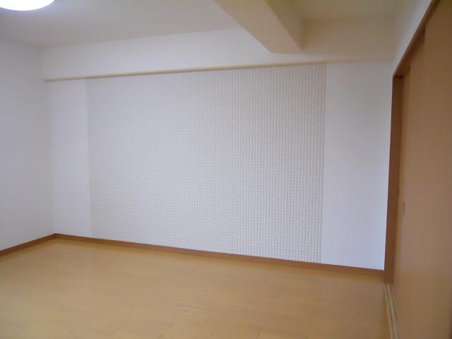 壁の一部分にはエコクロスを張りました