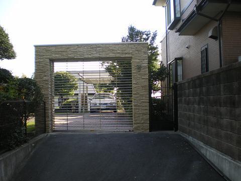 車はシャッターを、人は通用口を通るように。