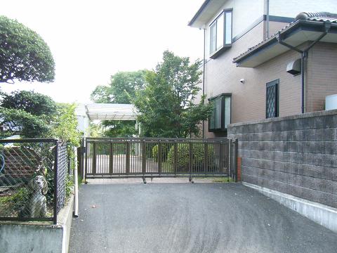 伸縮門扉ですと、面倒で開けたままなことも・・・