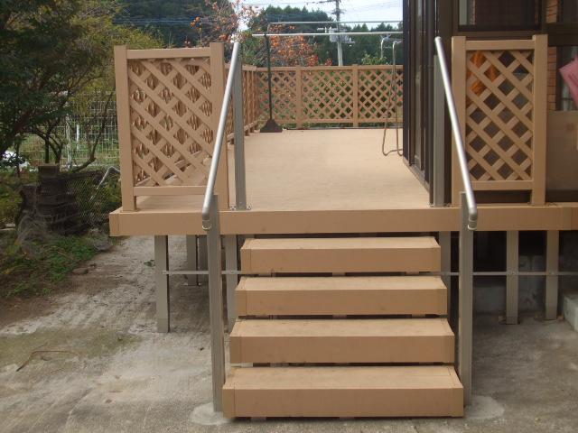 階段にはお母さまのために手すりをご用意しました