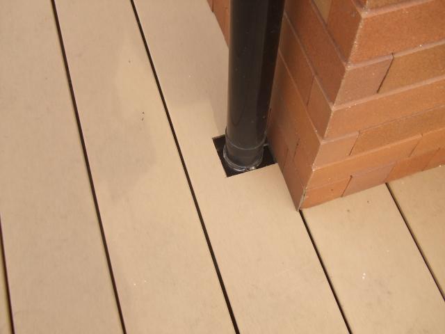 雨どいは板を加工して下へ通します。