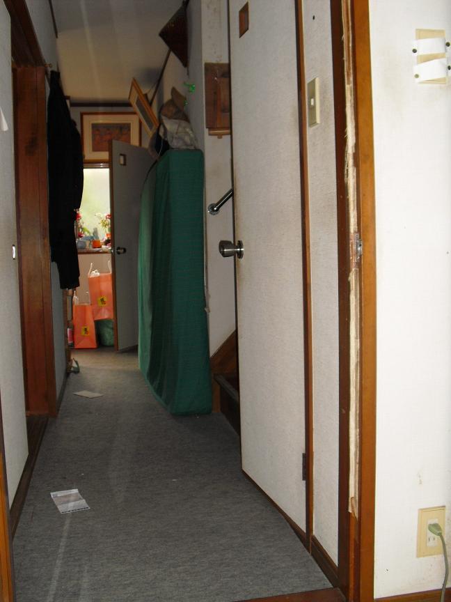 家の真ん中に階段があり広いスペースがとりづらい間取り