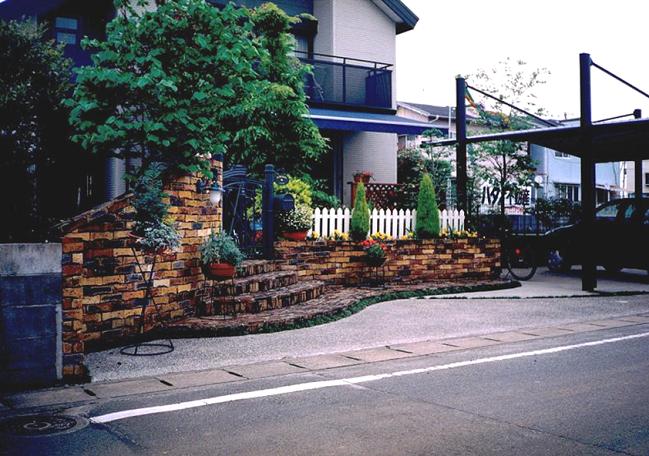 コニファーを植栽してヨーロッパ風なエクステリアに仕上げました