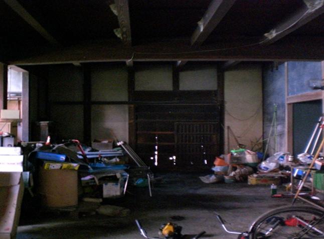 物置ならではの天井の高さ。梁や柱の構造体を再利用