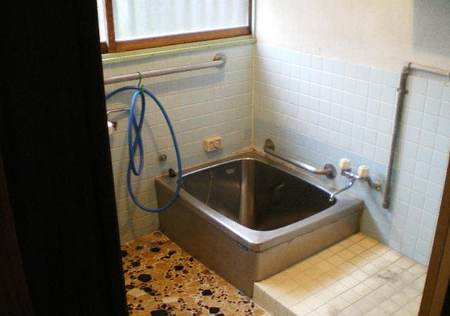 狭い浴槽、冷たい床が問題でした