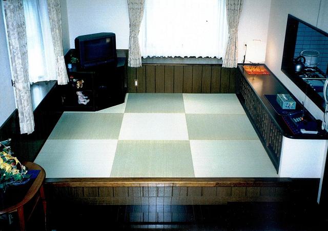 床の高い置き畳のスペース。