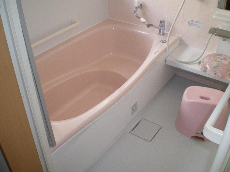 かわいらしいピンクの浴槽とアクセントパネル